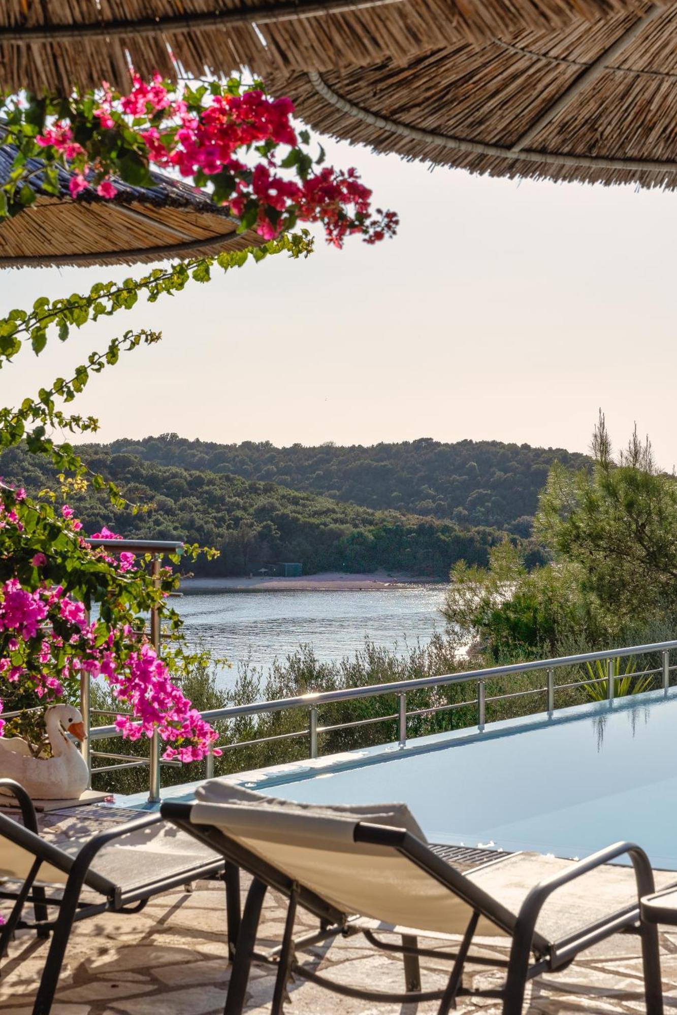 Costa Smeralda Sivota  Luaran gambar